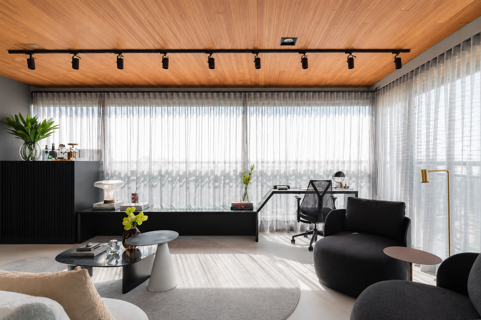 Living com iluminação em trilho e cortinas motorizadas